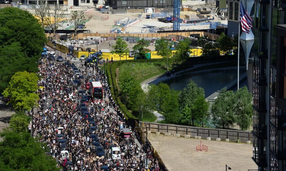 Λονδίνο: Επεκτείνεται η διαμαρτυρία για τη δολοφονία Φλόιντ στις ΗΠΑ